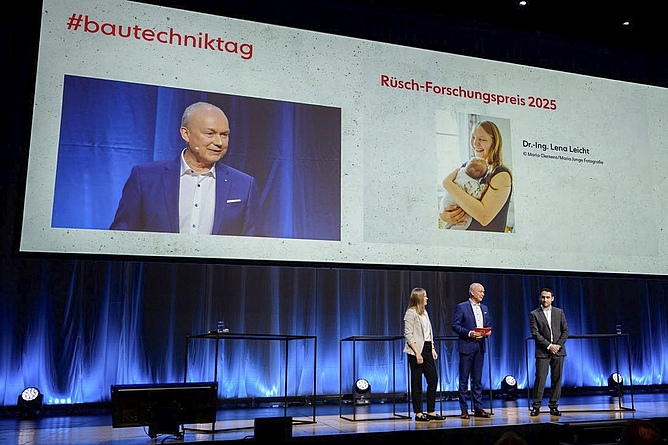 DBV-Vorsitzende Dr. Matthias Jacob bei der Verleihung des Rüsch-Forschungspreises DBV-Vorsitzende Dr. Matthias Jacob und zwei weitere Personen auf einer Bühne bei der Verleihung des Rüsch-Forschungspreises. Im Hintergrund sind eine Liveaufnahme von ihm sowie ein Bild einer der Gewinnerinnen zu sehen.