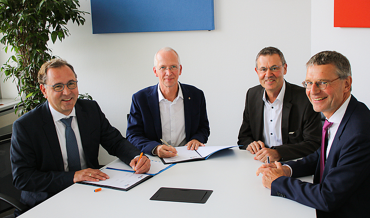 Zu den Unterzeichnenden gehören (v. l. n. r.): Prof. Dr. Gerald Linke, DVGW-Vorstandsvorsitzender, Dieter Hesselmann, rbv-Hauptgeschäftsführer, Mario Jahn, rbv-Bildungsexperte, und Dr. Wolf Merkel, DVGW-Vorstand. Zu den Unterzeichnenden gehören (v. l. n. r.): Prof. Dr. Gerald Linke, DVGW-Vorstandsvorsitzender, Dieter Hesselmann, rbv-Hauptgeschäftsführer, Mario Jahn, rbv-Bildungsexperte und Dr. Wolf Merkel, DVGW-Vorstand.