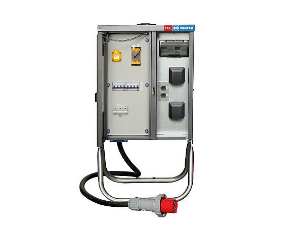 Baustromverteiler mit offenem Gehäuse und angeschlossenem Stromkabel.