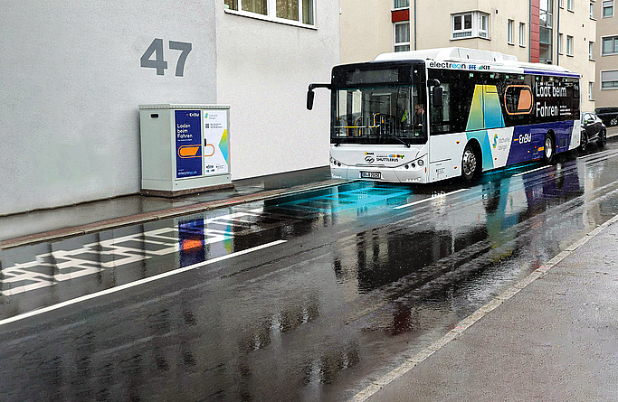 Nach der Fertigstellung: kontaktlos ladender ShuttleBus für die Gäste der Gartenschau in Balingen Der kontaktlos ladende Bus fährt über die induktive Ladestraße.