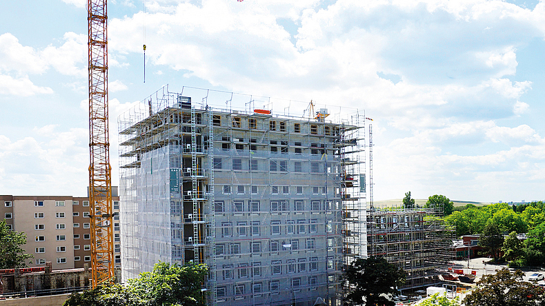 Außenansicht der Baustelle Gropiusturm mit Kran