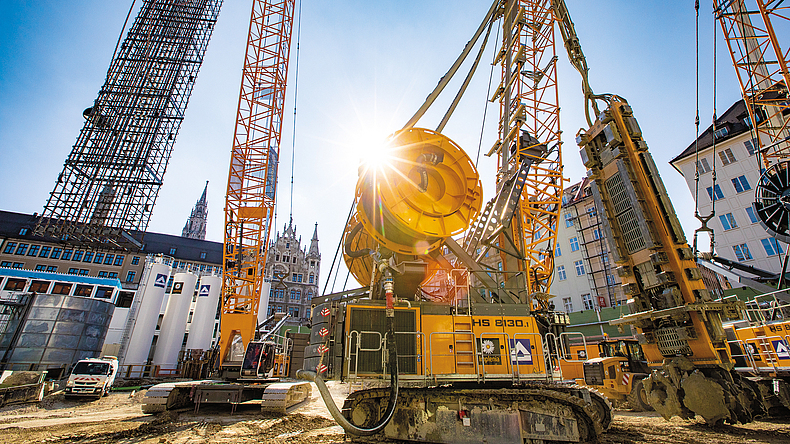 Baumaschinen auf einer Großbaustelle