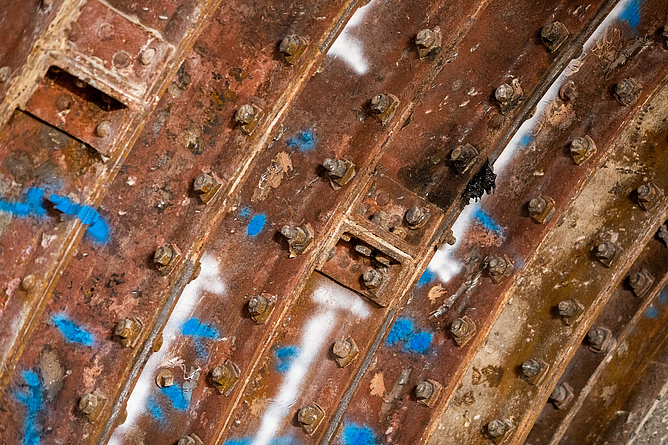 Die durch Korrosion beschädigten Tübbings sind mit blauer und weißer Farbe markiert.