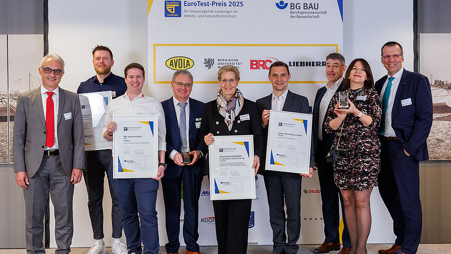 v.l.n.r.:  Hans-Jürgen Wellnhofer (kommissarischer Leiter der Hauptabteilung Prävention der BG BAU), Robin Becker (Bergische Universität Wuppertal), Roland Pfister (BRC Engineering AG), Dirk Strauch und Barbara Volkenborn-Gehrmann (AVOLA Maschinenfabrik A. Volkenborn GmbH & Co. KG), Dr. Tobias Englert und Werner Seifried (Liebherr-Werk Biberach GmbH), Ute Schneider (Leitung DGUV Prüfzentrum Fachbereich Bauwesen), Prof. Frank Werner (stellvertretender Leiter der Hauptabteilung Prävention der BG BAU)