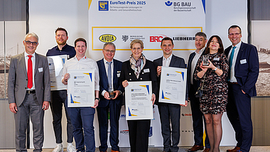 v.l.n.r.: Hans-Jürgen Wellnhofer (kommissarischer Leiter der Hauptabteilung Prävention der BG BAU), Robin Becker (Bergische Universität Wuppertal), Roland Pfister (BRC Engineering AG), Dirk Strauch und Barbara Volkenborn-Gehrmann (AVOLA Maschinen v.l.n.r.: Hans-Jürgen Wellnhofer (kommissarischer Leiter der Hauptabteilung Prävention der BG BAU), Robin Becker (Bergische Universität Wuppertal), Roland Pfister (BRC Engineering AG), Dirk Strauch und Barbara Volkenborn-Gehrmann (AVOLA Maschinenfabrik A. Volkenborn GmbH & Co. KG), Dr. Tobias Englert und Werner Seifried (Liebherr-Werk Biberach GmbH), Ute Schneider (Leitung DGUV Prüfzentrum Fachbereich Bauwesen), Prof. Frank Werner (stellvertretender Leiter der Hauptabteilung Prävention der BG BAU)