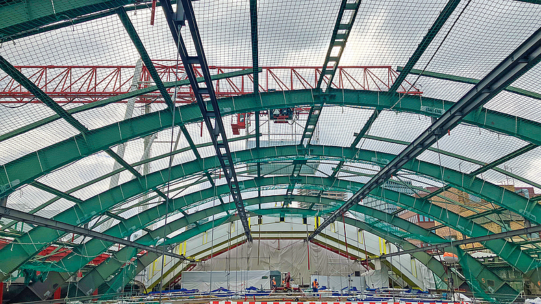 Blick von der Arbeits- und Schutzplattform auf das Gleisdach mit der Schutzbrücke im Hintergrund.