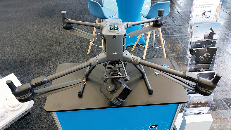 Mehrrotor-Drohne mit Kamera steht auf einem Tisch auf einer Messe digitalBAU 2026.