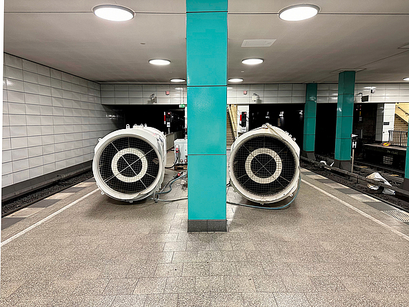 Auf einem unterirdischen Bahnsteig werden den zwei Ventilatoren betrieben.