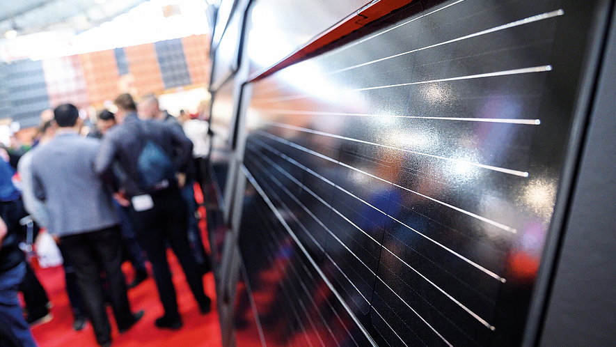 Das auf einer Messe aufgestellte Photovoltaik-Panel NELSKAMP PV PLANUM 