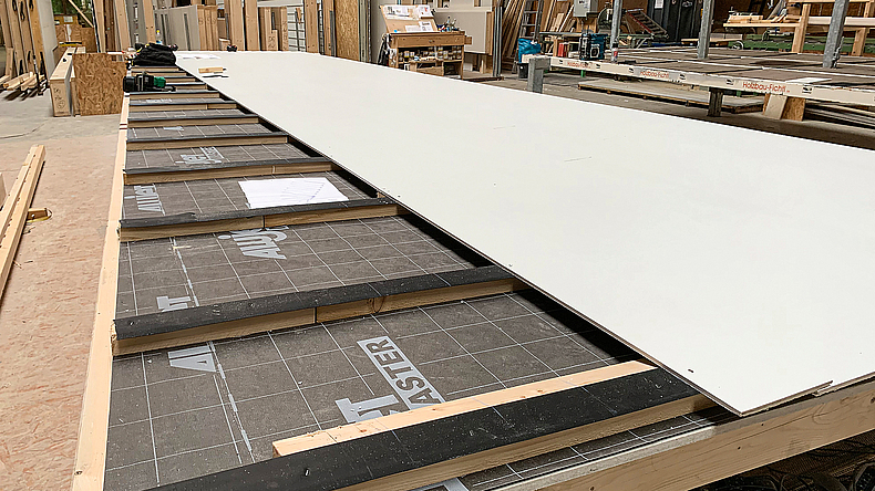 Vormontage der Module auf dem Montagetisch