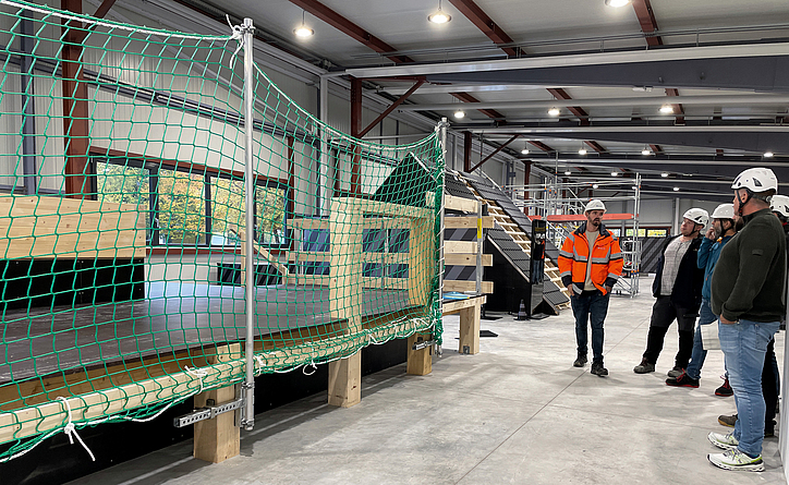 Exponat aus dem Praxiszentrum Feuchtwangen: Eine mit Schutznetzen gesicherte Baustelle wird den Seminarteilnehmern vorgestellt.