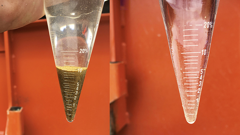 Zwei spitz zulaufende Glasbehälter nebeneinander, der linke enthält Sand.