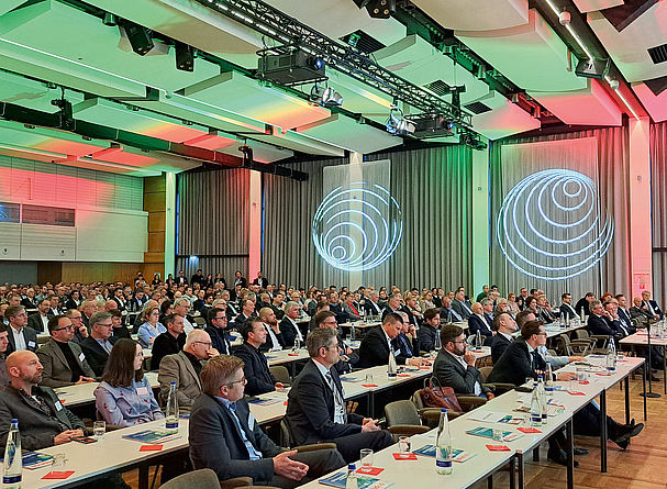 Mit nahezu 1.100 Anmeldungen hatte der Kongress mehr Besucher als je zuvor. Kongressteilnehmer im gut gefüllten Kongresssaal bei einem Vortrag während der 21. Deutschen Asphalttage.