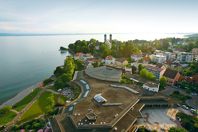 Luftaufnahme des Graf-Zeppelin-Hauses in Friedrichshafen. 