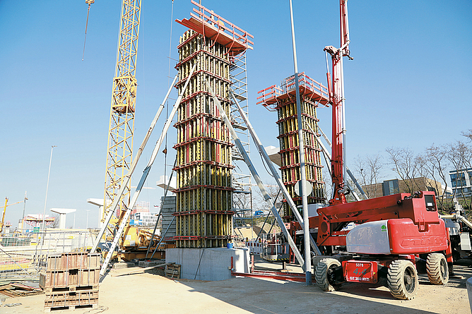 Schalung für den Betonguß eines Brückenpfeilers, davor eine Hebebühne.