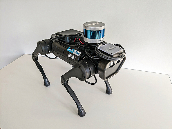 Der Roboterhund IDOG basiert auf dem Modell A1 des chinesischen Herstellers Unitree und wurde um Sensorik und Software erweitert. Roboter in Tierform mit vier beweglichen Roboterbeinen.