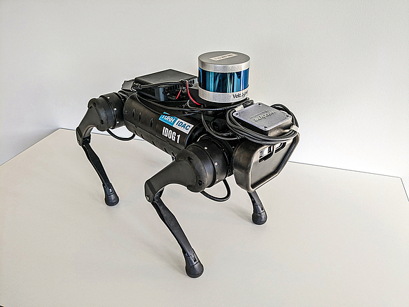 Roboter in Tierform mit vier beweglichen Roboterbeinen. 