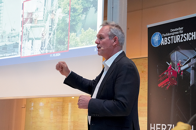 Marco Einhaus, BG BAU Prävention, hält einen Vortrag auf dem Fachkongress für Absturzsicherheit.