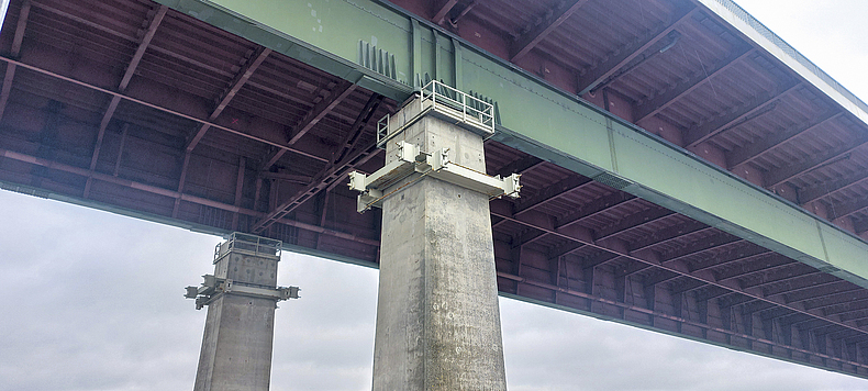 Die Pfeilerköpfe der bestehenden Rader Hochbrücke sind seit zehn Jahren mit Stahlkrägen gesichert. Baustelle der Rader Hochbrücke (A7) über den Nord-Ostsee-Kanal.
