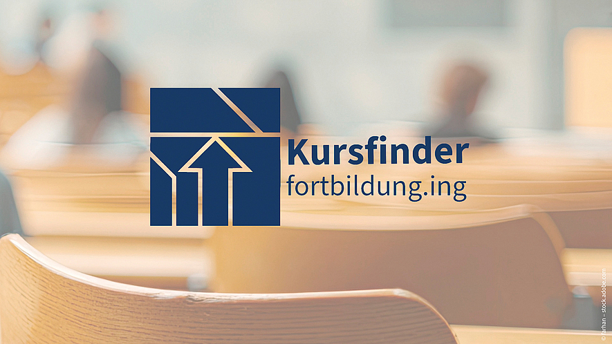 Logo „Kursfinder fortbildung.ing“ auf unscharfem Hintergrund mit Reihen von Stühlen.