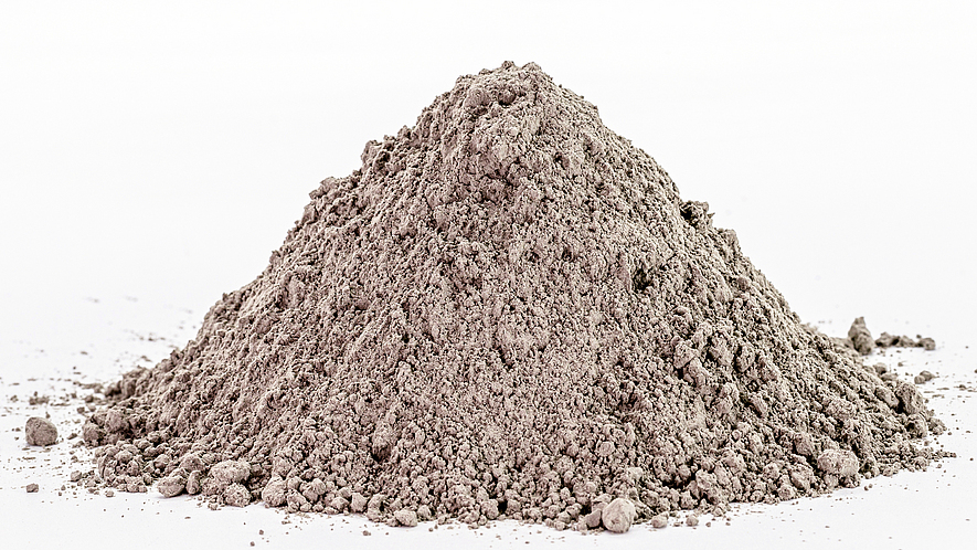 Haufen aus Staub, Beton und Zement auf weißem Hintergrund.