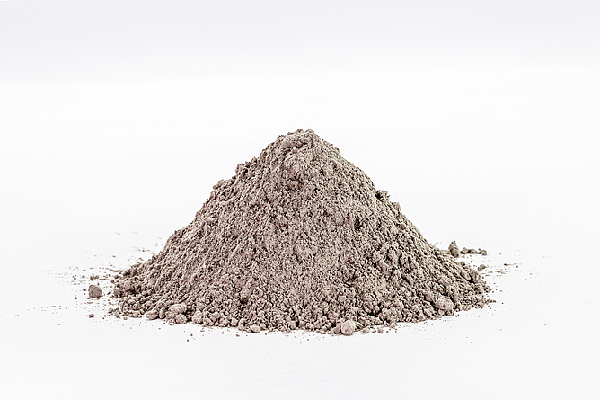 Haufen aud Staub , Beton und Zement auf weißem Hintergrund.