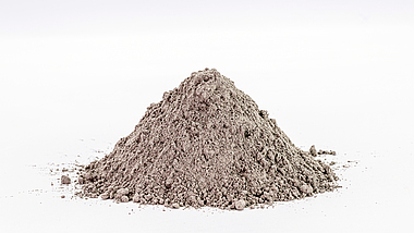Haufen aus Staub und Zement Haufen aud Staub , Beton und Zement auf weißem Hintergrund.