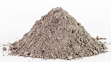 Haufen aus Staub, Beton und Zement auf weißem Hintergrund.