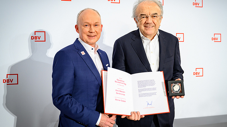 Der DBV-Vorsitzende Dr. Matthias Jacob überreicht die Emil-Mörsch-Denkmünze an Professor Werner Sobek.