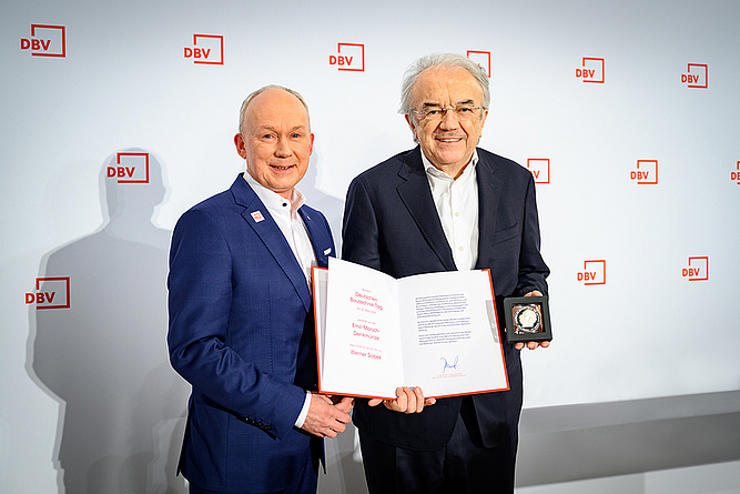 Der DBV-Vorsitzende Dr. Matthias Jacob überreicht die Emil-Mörsch-Denkmünze an Professor Werner Sobek.