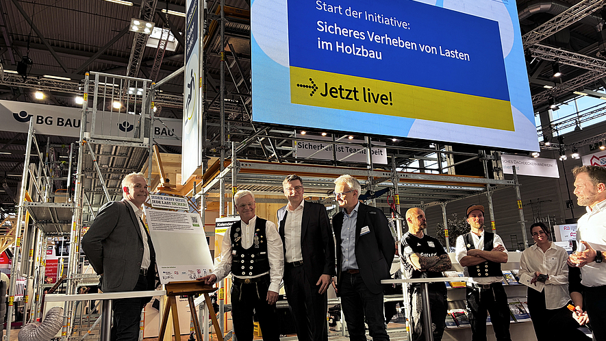 Initiative Jede Last sicher! Vertreter der Holzbaubranche und der BG BAU auf der Messe Dach+Holz 2026.