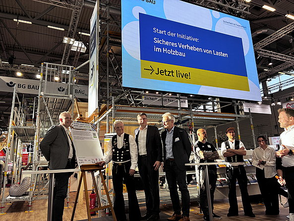 Vertreter der Holbaubranche und der BG BAU auf der Messe Dach+Holz 2026